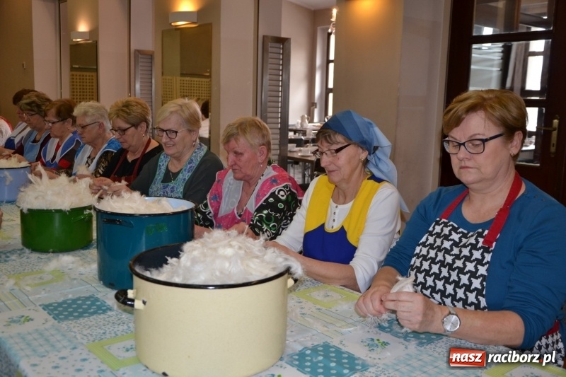 Zdjęcie w galerii na portalu naszraciborz.pl: Tworków. Przy piyrzu jest czas na klachy  wiadomości z regionu