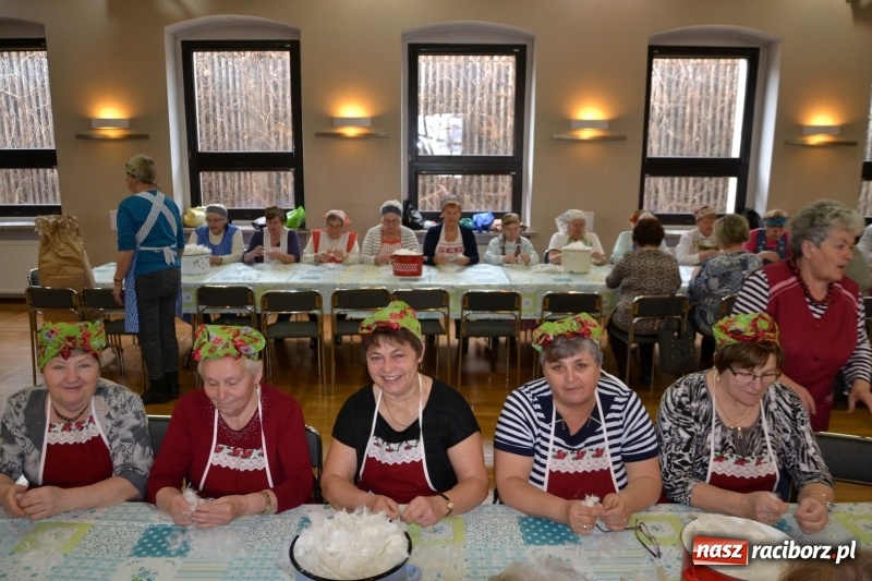 Zdjęcie w galerii na portalu naszraciborz.pl: Tworków. Przy piyrzu jest czas na klachy  wiadomości z regionu