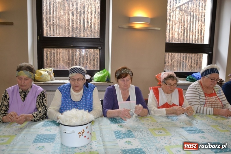 Zdjęcie w galerii na portalu naszraciborz.pl: Tworków. Przy piyrzu jest czas na klachy  wiadomości z regionu