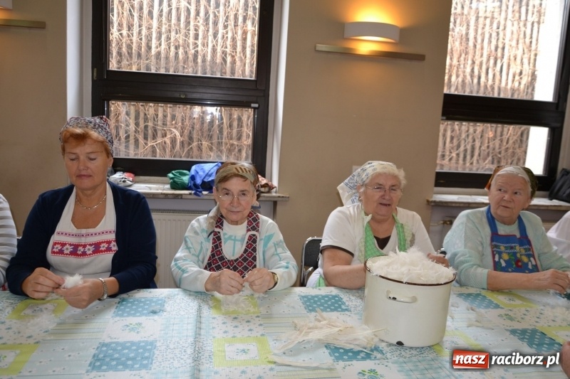 Zdjęcie w galerii na portalu naszraciborz.pl: Tworków. Przy piyrzu jest czas na klachy  wiadomości z regionu