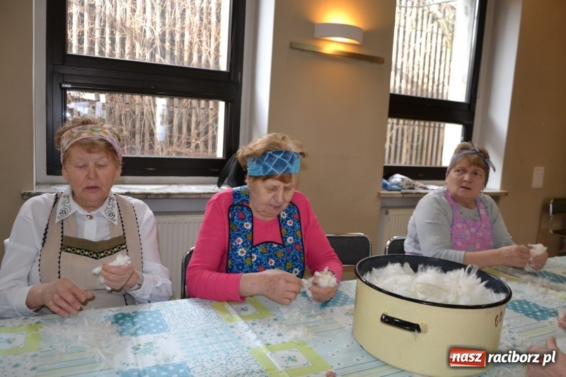 Zdjęcie w galerii na portalu naszraciborz.pl: Tworków. Przy piyrzu jest czas na klachy  wiadomości z regionu