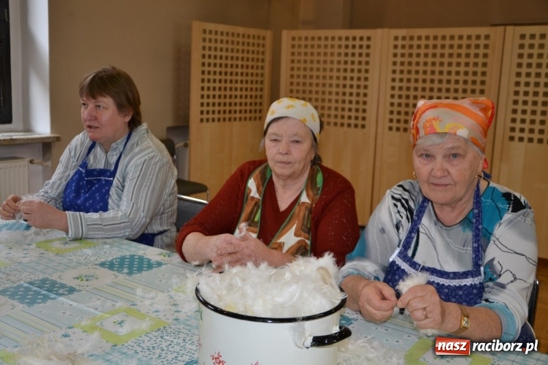 Zdjęcie w galerii na portalu naszraciborz.pl: Tworków. Przy piyrzu jest czas na klachy  wiadomości z regionu