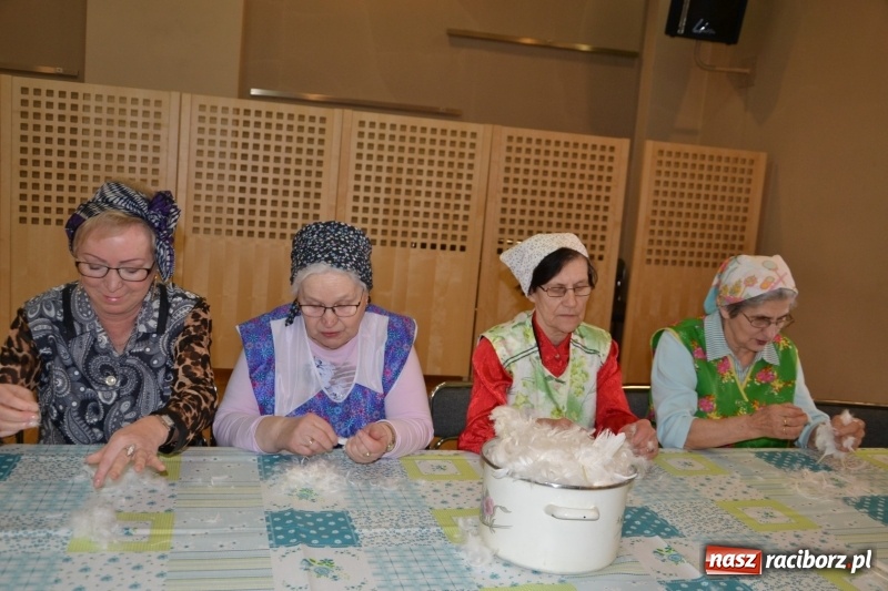 Zdjęcie w galerii na portalu naszraciborz.pl: Tworków. Przy piyrzu jest czas na klachy  wiadomości z regionu