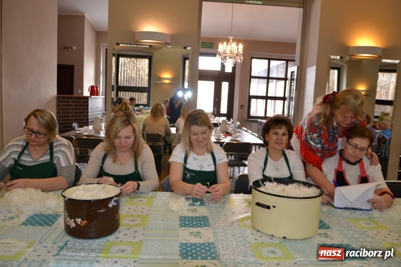 Zdjęcie w galerii na portalu naszraciborz.pl: Tworków. Przy piyrzu jest czas na klachy  wiadomości z regionu