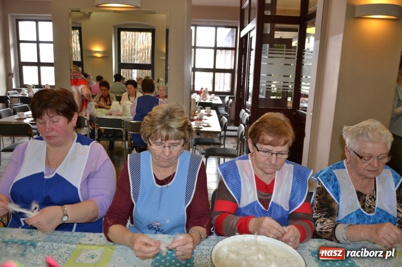 Zdjęcie w galerii na portalu naszraciborz.pl: Tworków. Przy piyrzu jest czas na klachy  wiadomości z regionu