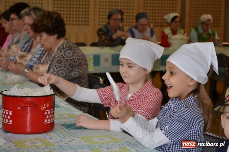 Zdjęcie w galerii na portalu naszraciborz.pl: Tworków. Przy piyrzu jest czas na klachy  wiadomości z regionu