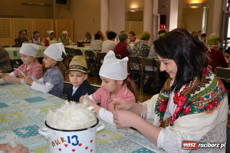 Zdjęcie w galerii na portalu naszraciborz.pl: Tworków. Przy piyrzu jest czas na klachy  wiadomości z regionu
