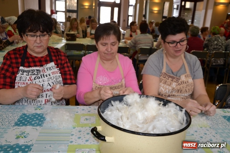 Zdjęcie w galerii na portalu naszraciborz.pl: Tworków. Przy piyrzu jest czas na klachy  wiadomości z regionu