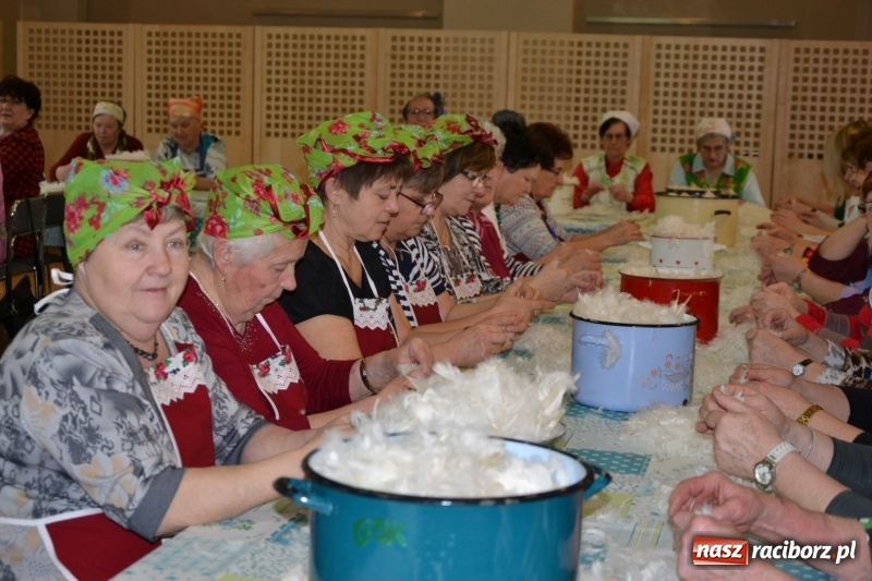 Zdjęcie w galerii na portalu naszraciborz.pl: Tworków. Przy piyrzu jest czas na klachy  wiadomości z regionu