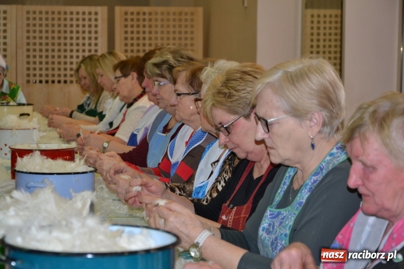 Zdjęcie w galerii na portalu naszraciborz.pl: Tworków. Przy piyrzu jest czas na klachy  wiadomości z regionu