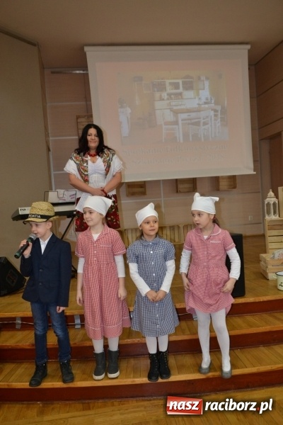 Zdjęcie w galerii na portalu naszraciborz.pl: Tworków. Przy piyrzu jest czas na klachy  wiadomości z regionu