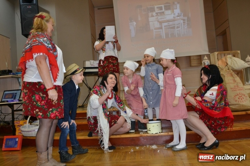 Zdjęcie w galerii na portalu naszraciborz.pl: Tworków. Przy piyrzu jest czas na klachy  wiadomości z regionu