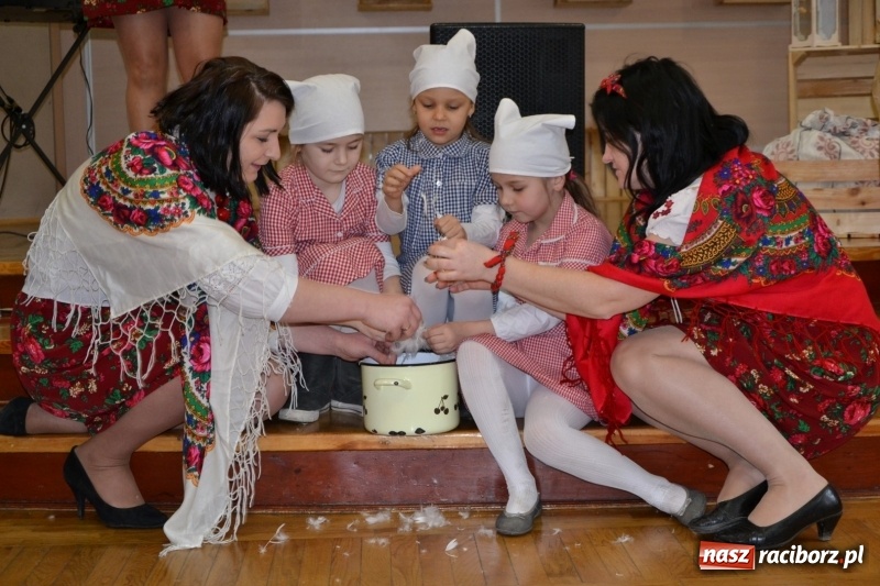 Zdjęcie w galerii na portalu naszraciborz.pl: Tworków. Przy piyrzu jest czas na klachy  wiadomości z regionu