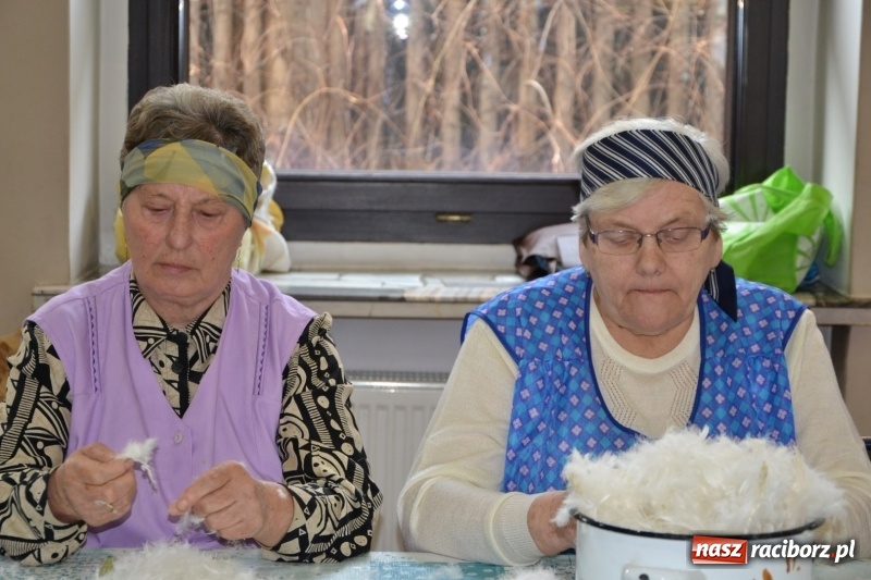 Zdjęcie w galerii na portalu naszraciborz.pl: Tworków. Przy piyrzu jest czas na klachy  wiadomości z regionu