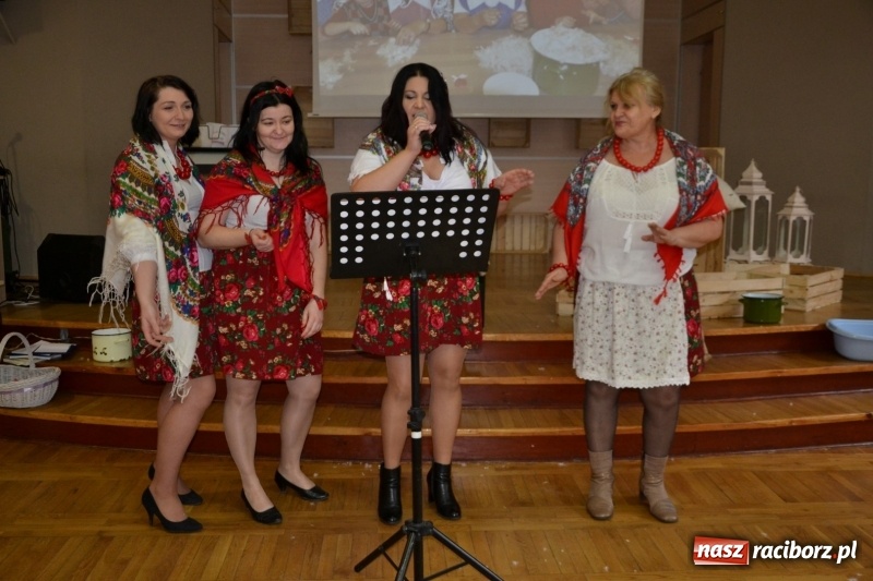 Zdjęcie w galerii na portalu naszraciborz.pl: Tworków. Przy piyrzu jest czas na klachy  wiadomości z regionu