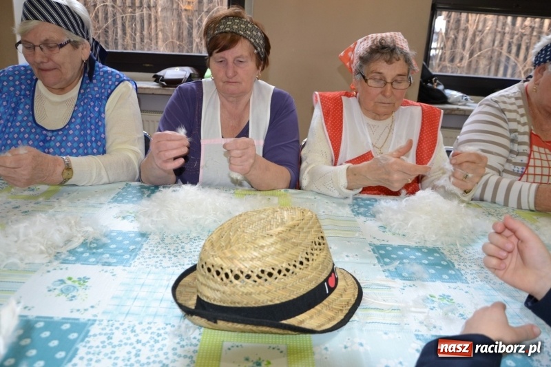 Zdjęcie w galerii na portalu naszraciborz.pl: Tworków. Przy piyrzu jest czas na klachy  wiadomości z regionu