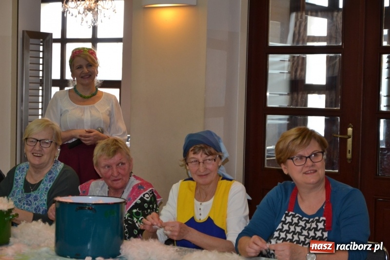 Zdjęcie w galerii na portalu naszraciborz.pl: Tworków. Przy piyrzu jest czas na klachy  wiadomości z regionu