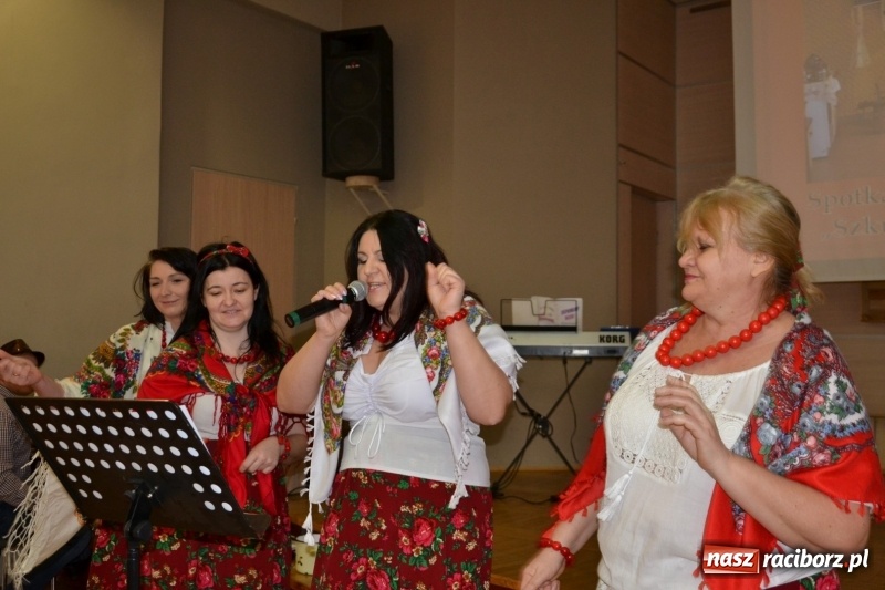 Zdjęcie w galerii na portalu naszraciborz.pl: Tworków. Przy piyrzu jest czas na klachy  wiadomości z regionu