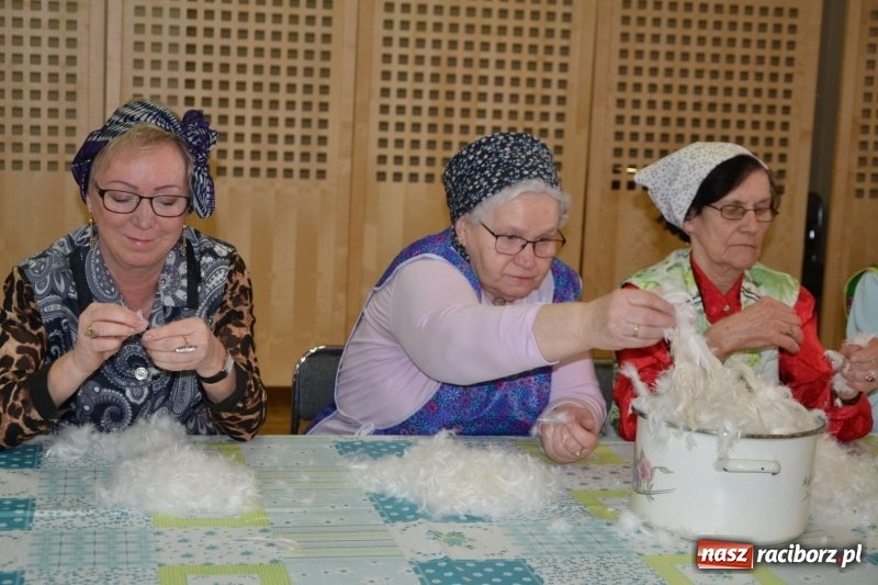Zdjęcie w galerii na portalu naszraciborz.pl: Tworków. Przy piyrzu jest czas na klachy  wiadomości z regionu
