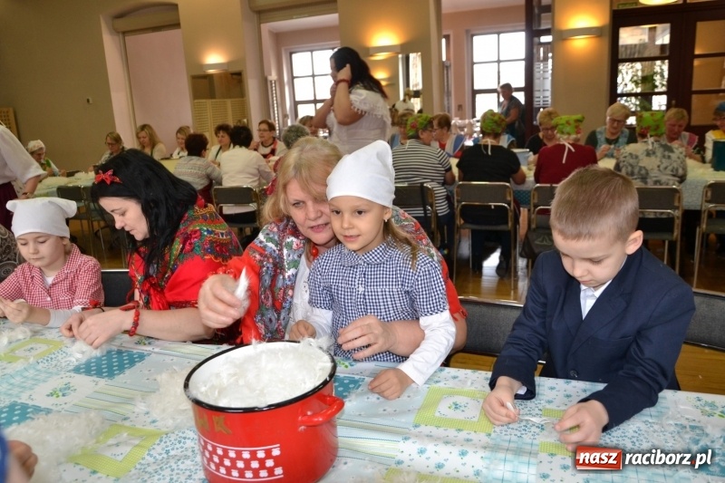 Zdjęcie w galerii na portalu naszraciborz.pl: Tworków. Przy piyrzu jest czas na klachy  wiadomości z regionu