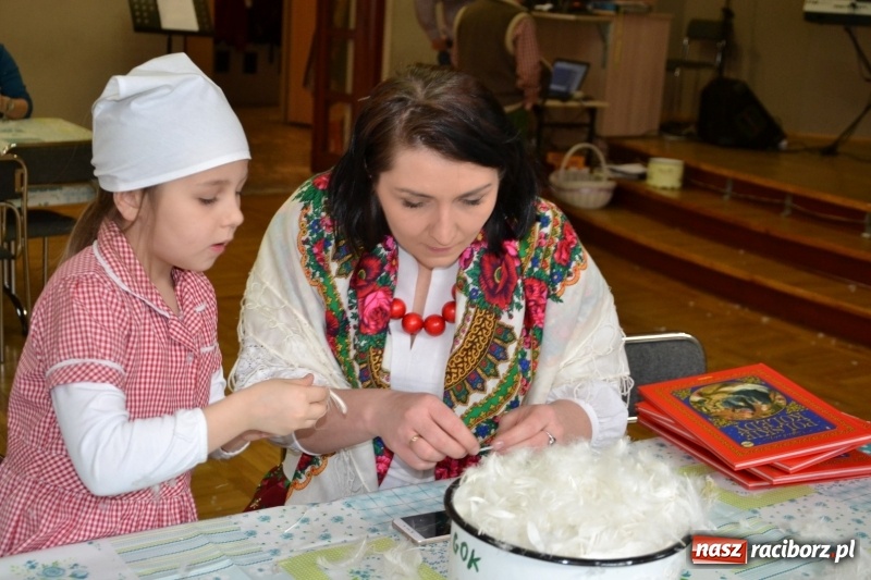 Zdjęcie w galerii na portalu naszraciborz.pl: Tworków. Przy piyrzu jest czas na klachy  wiadomości z regionu