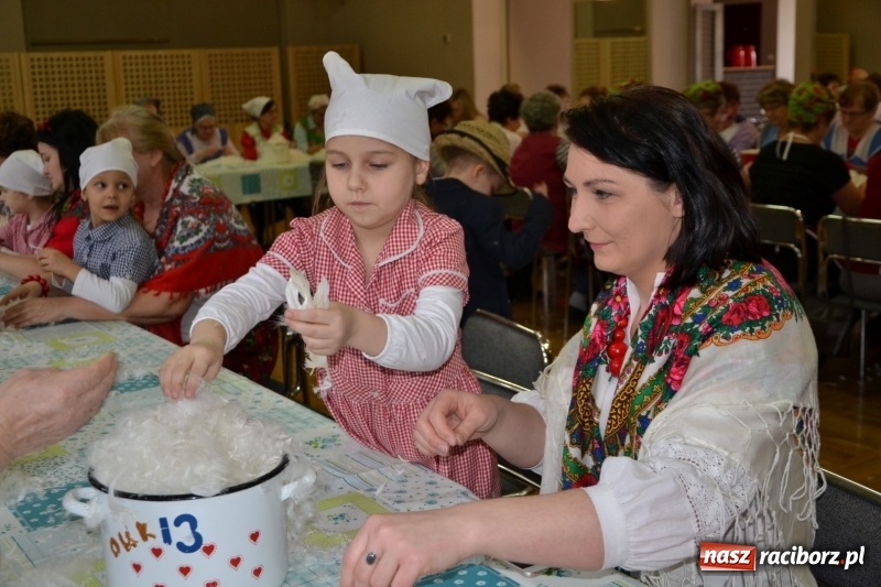 Zdjęcie w galerii na portalu naszraciborz.pl: Tworków. Przy piyrzu jest czas na klachy  wiadomości z regionu