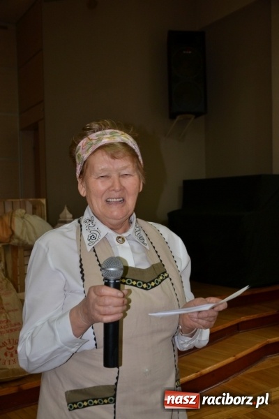 Zdjęcie w galerii na portalu naszraciborz.pl: Tworków. Przy piyrzu jest czas na klachy  wiadomości z regionu