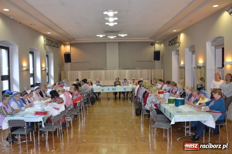 Zdjęcie w galerii na portalu naszraciborz.pl: Tworków. Przy piyrzu jest czas na klachy  wiadomości z regionu