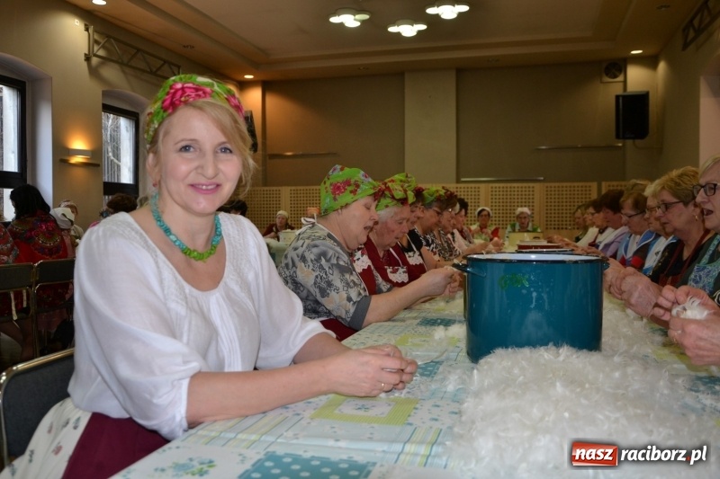 Zdjęcie w galerii na portalu naszraciborz.pl: Tworków. Przy piyrzu jest czas na klachy  wiadomości z regionu