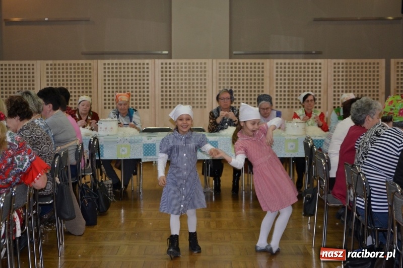 Zdjęcie w galerii na portalu naszraciborz.pl: Tworków. Przy piyrzu jest czas na klachy  wiadomości z regionu