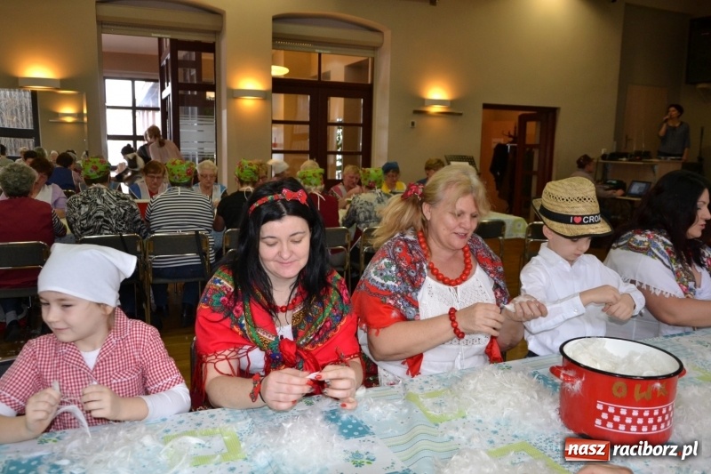 Zdjęcie w galerii na portalu naszraciborz.pl: Tworków. Przy piyrzu jest czas na klachy  wiadomości z regionu