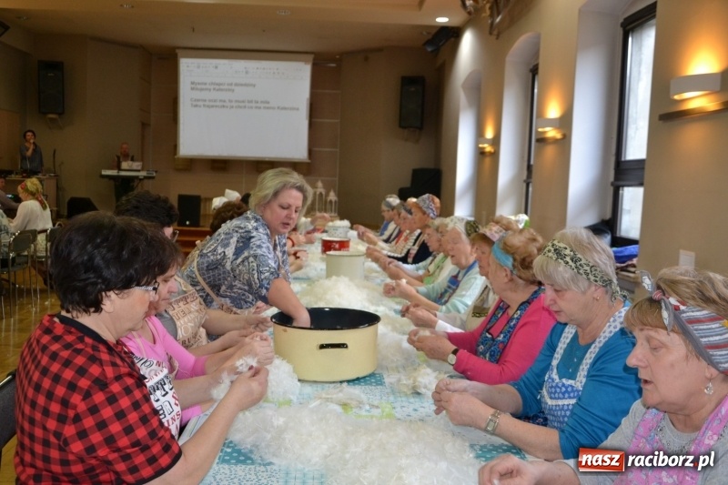 Zdjęcie w galerii na portalu naszraciborz.pl: Tworków. Przy piyrzu jest czas na klachy  wiadomości z regionu