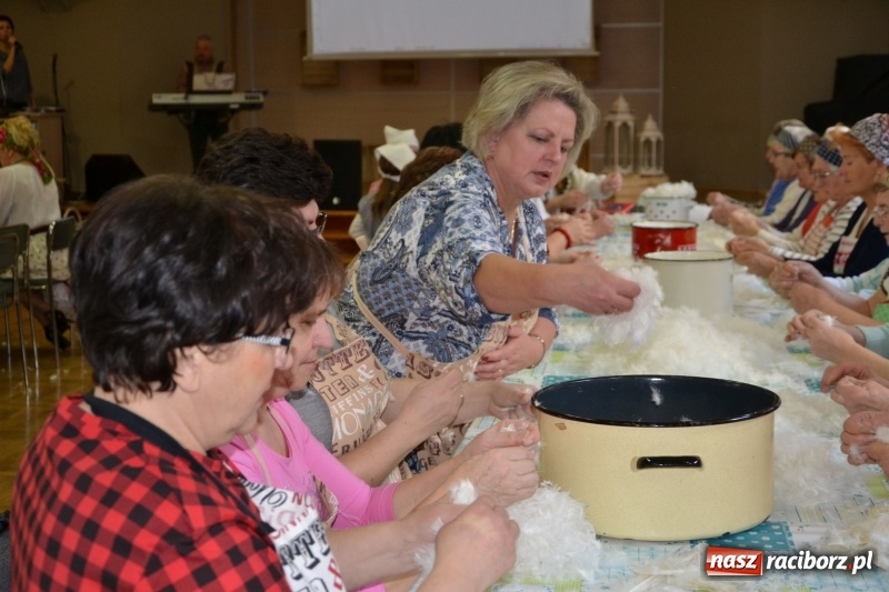 Zdjęcie w galerii na portalu naszraciborz.pl: Tworków. Przy piyrzu jest czas na klachy  wiadomości z regionu