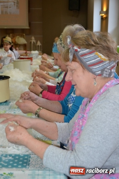 Zdjęcie w galerii na portalu naszraciborz.pl: Tworków. Przy piyrzu jest czas na klachy  wiadomości z regionu