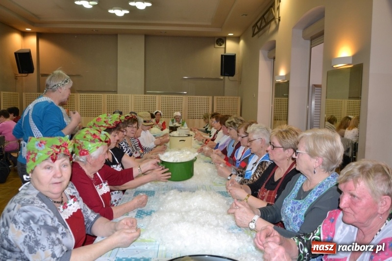 Zdjęcie w galerii na portalu naszraciborz.pl: Tworków. Przy piyrzu jest czas na klachy  wiadomości z regionu