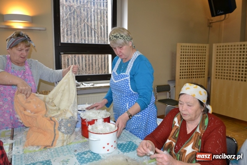 Zdjęcie w galerii na portalu naszraciborz.pl: Tworków. Przy piyrzu jest czas na klachy  wiadomości z regionu
