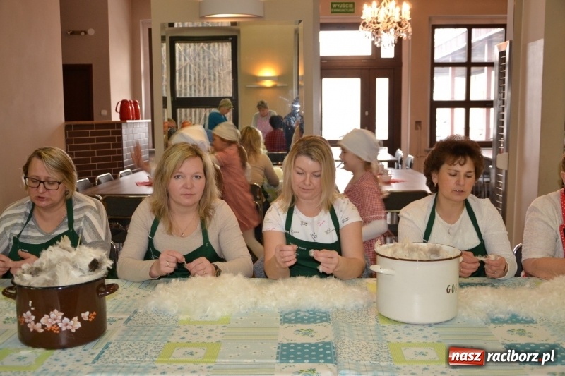 Zdjęcie w galerii na portalu naszraciborz.pl: Tworków. Przy piyrzu jest czas na klachy  wiadomości z regionu