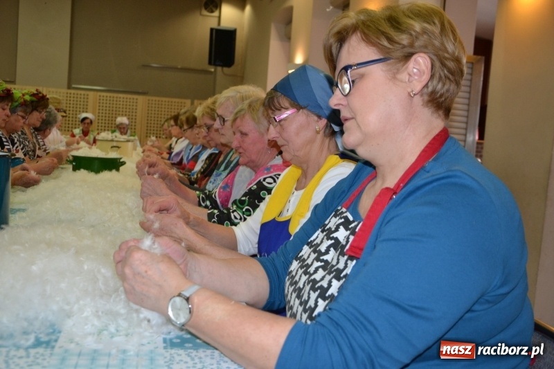 Zdjęcie w galerii na portalu naszraciborz.pl: Tworków. Przy piyrzu jest czas na klachy  wiadomości z regionu