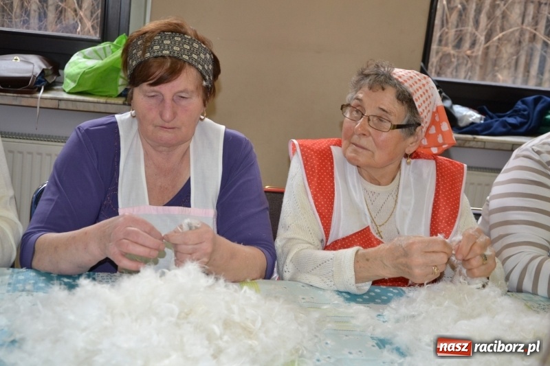 Zdjęcie w galerii na portalu naszraciborz.pl: Tworków. Przy piyrzu jest czas na klachy  wiadomości z regionu