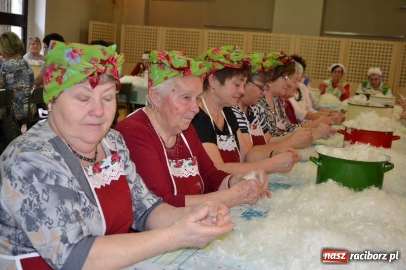 Zdjęcie w galerii na portalu naszraciborz.pl: Tworków. Przy piyrzu jest czas na klachy  wiadomości z regionu