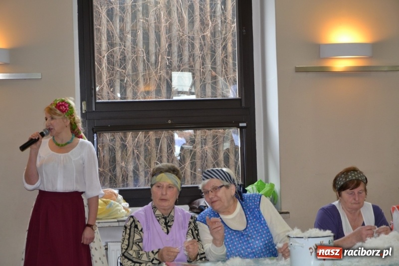 Zdjęcie w galerii na portalu naszraciborz.pl: Tworków. Przy piyrzu jest czas na klachy  wiadomości z regionu