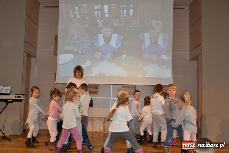 Zdjęcie w galerii na portalu naszraciborz.pl: Tworków. Przy piyrzu jest czas na klachy  wiadomości z regionu