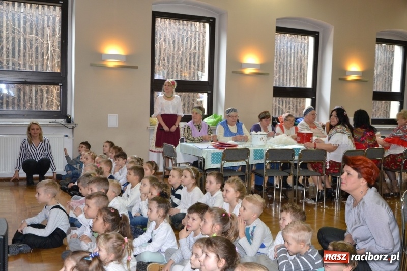 Zdjęcie w galerii na portalu naszraciborz.pl: Tworków. Przy piyrzu jest czas na klachy  wiadomości z regionu