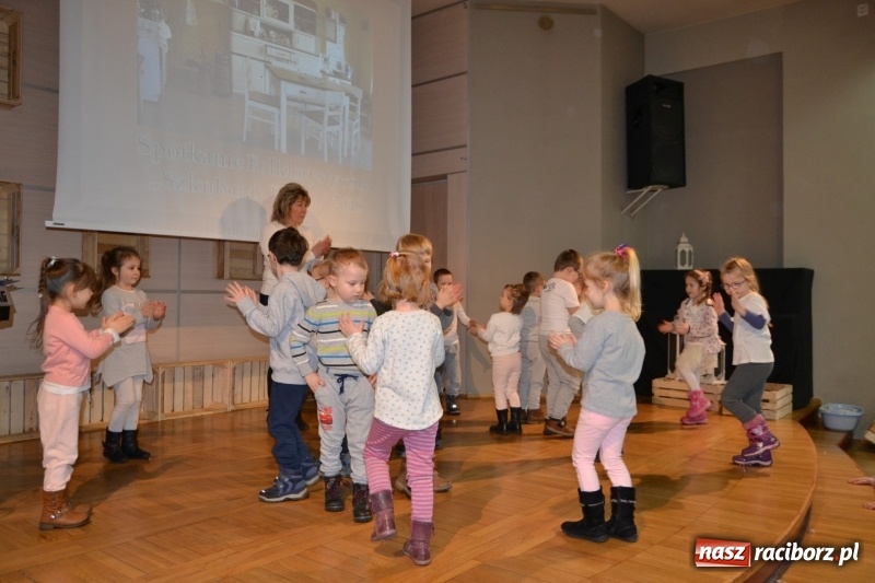 Zdjęcie w galerii na portalu naszraciborz.pl: Tworków. Przy piyrzu jest czas na klachy  wiadomości z regionu