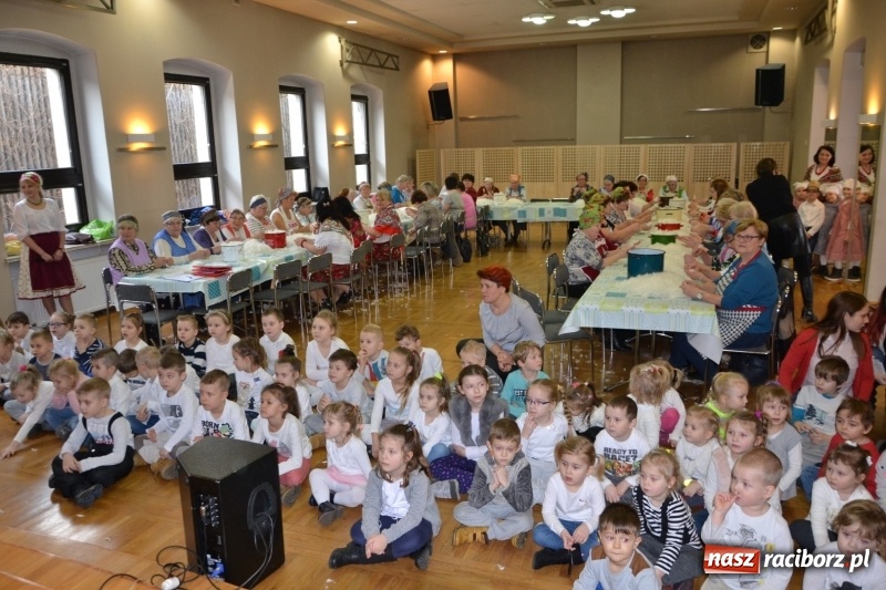 Zdjęcie w galerii na portalu naszraciborz.pl: Tworków. Przy piyrzu jest czas na klachy  wiadomości z regionu