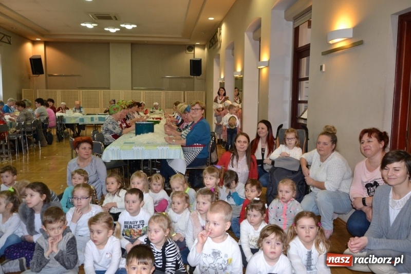 Zdjęcie w galerii na portalu naszraciborz.pl: Tworków. Przy piyrzu jest czas na klachy  wiadomości z regionu