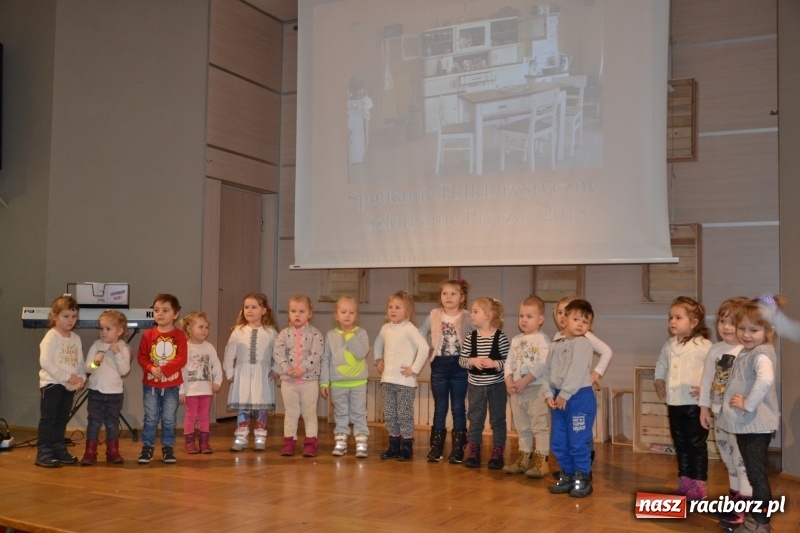 Zdjęcie w galerii na portalu naszraciborz.pl: Tworków. Przy piyrzu jest czas na klachy  wiadomości z regionu