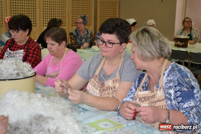 Zdjęcie w galerii na portalu naszraciborz.pl: Tworków. Przy piyrzu jest czas na klachy  wiadomości z regionu
