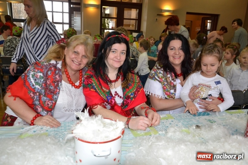 Zdjęcie w galerii na portalu naszraciborz.pl: Tworków. Przy piyrzu jest czas na klachy  wiadomości z regionu