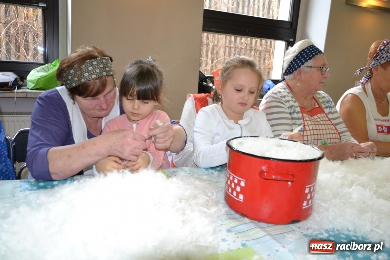 Zdjęcie w galerii na portalu naszraciborz.pl: Tworków. Przy piyrzu jest czas na klachy  wiadomości z regionu